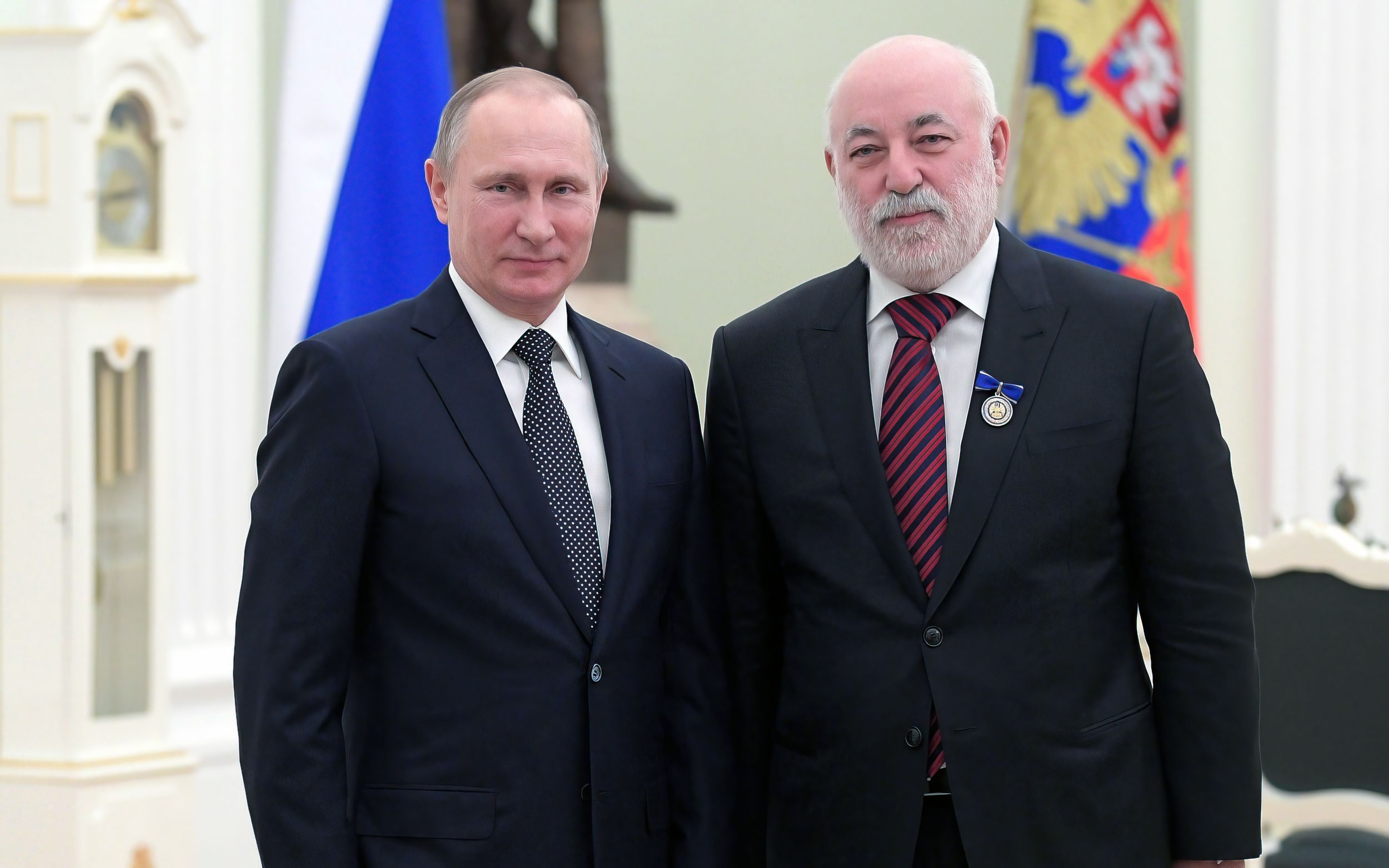 En esta foto de archivo del 26 de enero de 2017, el presidente ruso Vladimir Putin, a la izquierda, posa para una foto con el empresario Viktor Vekselberg, director general de Renova, durante una ceremonia de entrega de premios en el Kremlin de Moscú, Rusia. (Alexei Druzhinin, Sputnik, Kremlin Pool Photo vía AP, Archivo)