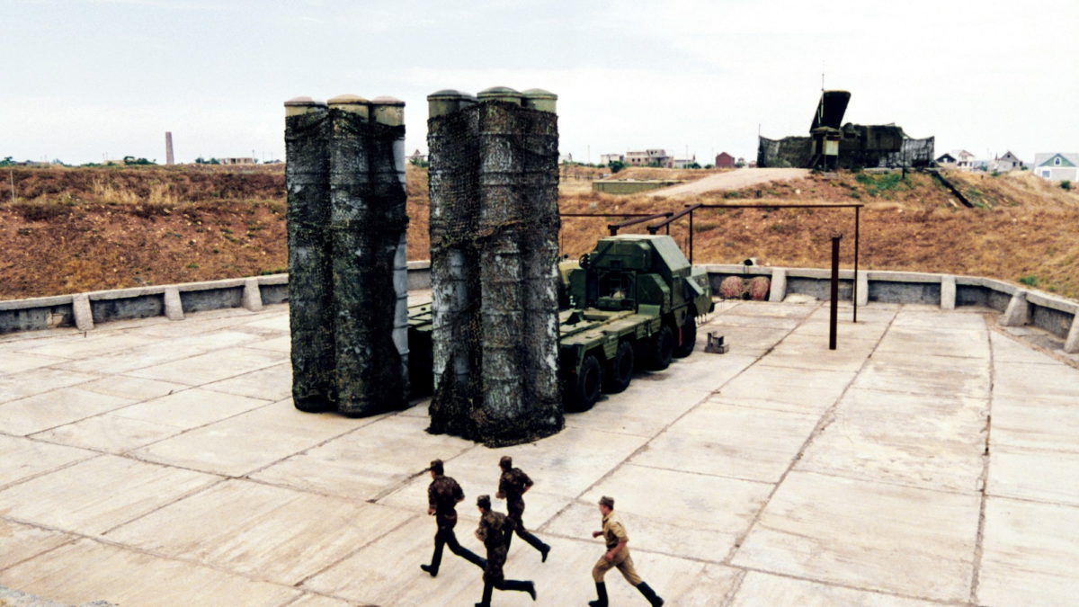 Una foto de archivo muestra a soldados ucranianos acercándose al sistema de defensa antimisiles S-300 de fabricación soviética durante un entrenamiento. (Valery Solovjev/AFP vía Getty Images)