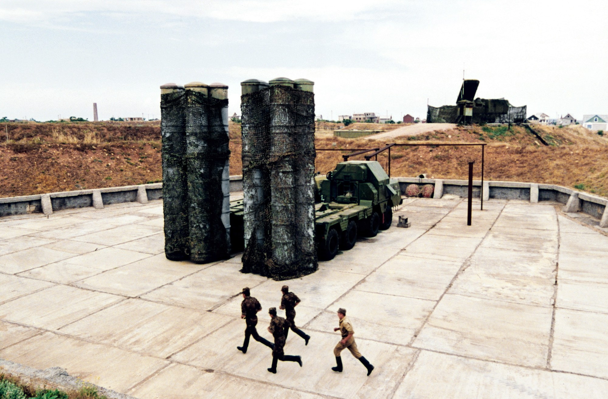 Una foto de archivo muestra a soldados ucranianos acercándose al sistema de defensa antimisiles S-300 de fabricación soviética durante un entrenamiento. (Valery Solovjev/AFP vía Getty Images)