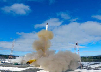 En esta foto difundida por el Servicio de Prensa del Ministerio de Defensa ruso el miércoles 20 de abril de 2022, el misil balístico intercontinental Sarmat es lanzado desde Plesetsk, en el noroeste de Rusia. (Servicio de prensa del Ministerio de Defensa ruso vía AP)