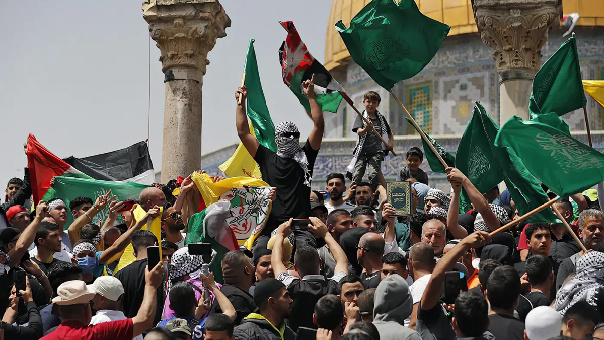 Musulmanes concluyen sus rezos en el Monte del Templo de Jerusalén: con banderas del grupo terrorista Hamás