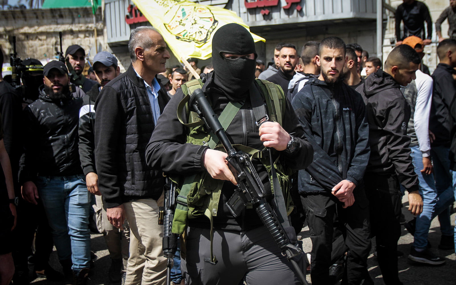 Terroristas palestinos participan en el funeral de dos palestinos muertos por las fuerzas de seguridad israelíes durante los enfrentamientos, durante su funeral en Jenin, en Cisjordania, el 31 de marzo de 2022. (Nasser Ishtayeh/Flash90)