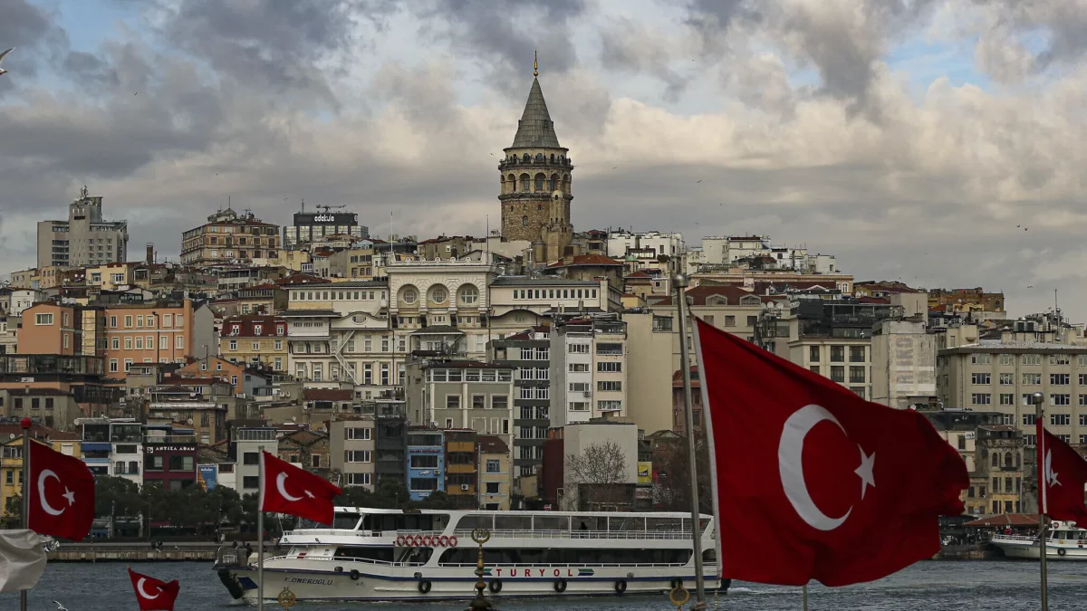 Una vista del horizonte de Estambul con la icónica Torre Gálata, el 29 de enero de 2021. (AP Photo/Emrah Gurel)