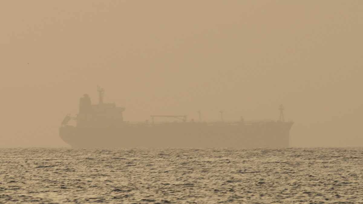 Un barco cargado de combustible se hunde frente a las costas de Túnez