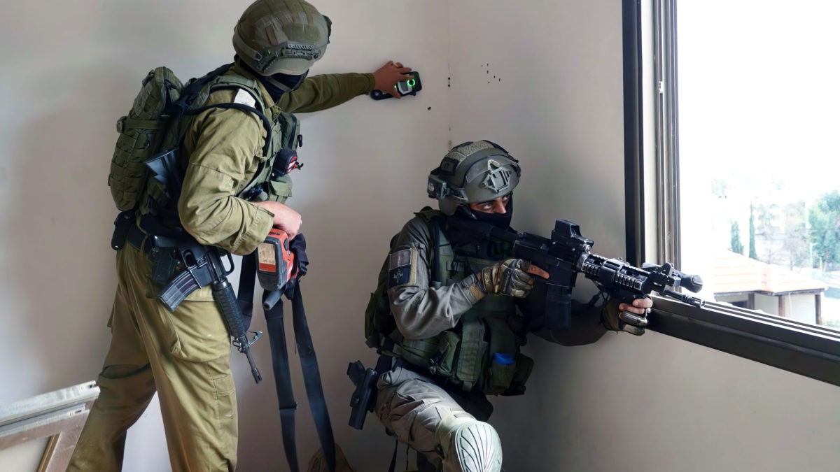 Un soldado israelí toma una medida en la casa del terrorista que mató a tres personas en Tel Aviv, durante una redada en el campo de refugiados de Jenin, en el norte de Cisjordania, el 9 de abril de 2022. (Fuerzas de Defensa de Israel)