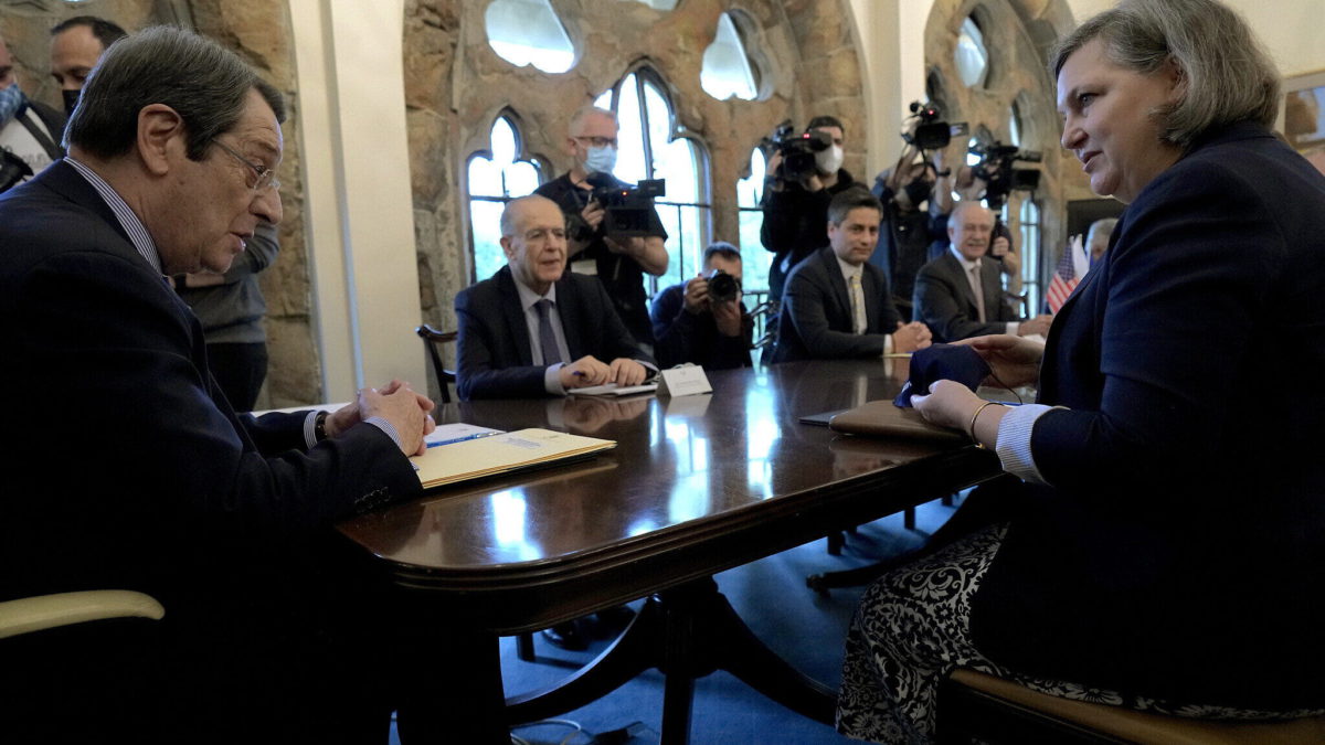 La subsecretaria de Estado de EE. UU., Victoria Nuland, a la derecha, y el presidente de Chipre, Nicos Anastasiades, hablan durante su reunión en el Palacio Presidencial en la capital chipriota, Nicosia, Chipre, el 7 de abril de 2022. (AP Photo/Petros Karadjias)