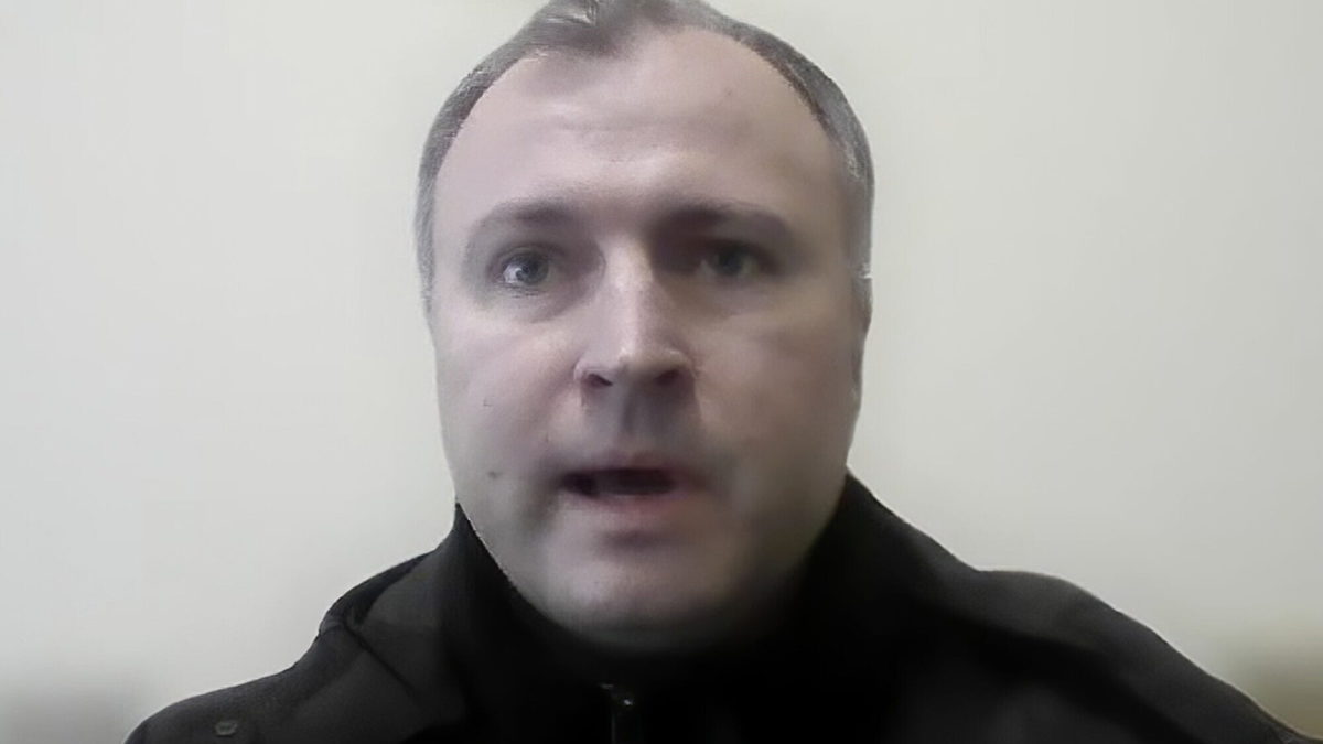 Victor Zhora, un alto funcionario ucraniano de ciberseguridad, da una conferencia de prensa para los medios internacionales, el 4 de marzo de 2022, desde un búnker en Kiev, Ucrania. (Gobierno de Ucrania vía AP)