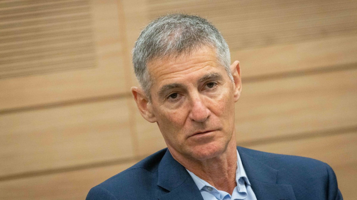 MK Yair Golan asiste a una reunión del comité, en la Knesset, el 28 de junio de 2021. (Yonatan Sindel/Flash90)