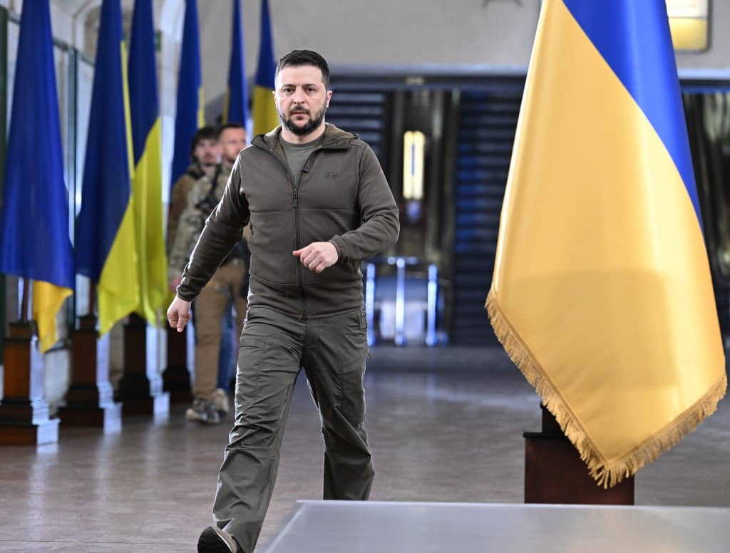 El presidente ucraniano, Volodymyr Zelensky, llega a una rueda de prensa con los medios internacionales en una estación de metro de Kyiv, el 23 de abril de 2022. (Genya Savilov/AFP)