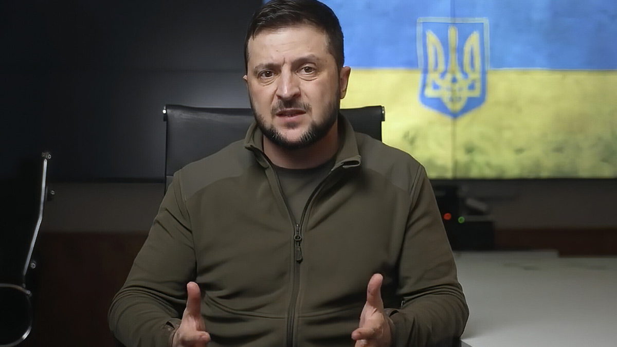 En esta imagen del vídeo facilitado por la Oficina de Prensa Presidencial de Ucrania, el presidente ucraniano Volodymyr Zelensky habla desde Kiev, Ucrania, el 2 de abril de 2022. (Oficina de Prensa Presidencial de Ucrania vía AP)