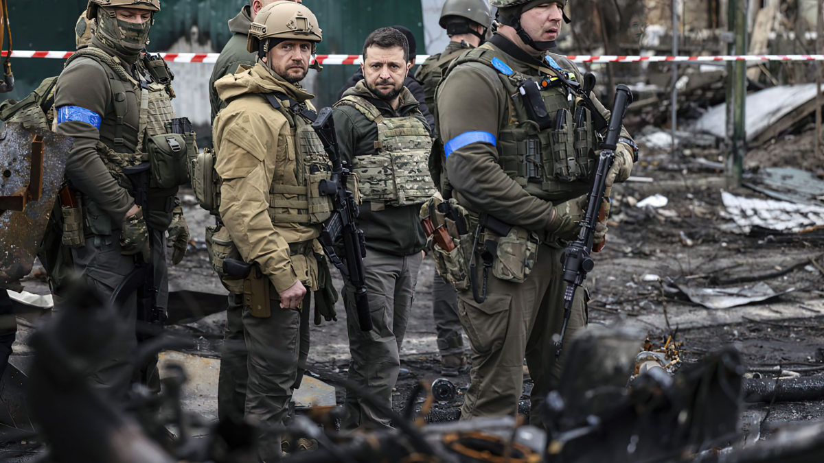 De visita en Bucha, Zelensky dice que las atrocidades son prueba del genocidio ruso