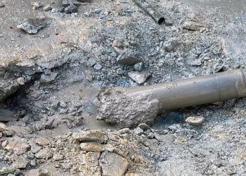 Dos miembros del personal estadounidense sufrieron heridas leves tras un ataque con cohetes contra una base en el este de Siria, según informaron el jueves funcionarios estadounidenses a Reuters. La coalición liderada por Estados Unidos en Siria había tuiteado anteriormente sobre los dos heridos, diciendo que habían sido causados en un ataque de fuego indirecto contra la Aldea Verde en el noreste de Siria que tenía como objetivo la base el miércoles por la noche, pero el tuit ha sido borrado. Ningún grupo ha asumido la responsabilidad del lanzamiento de cohetes hasta el momento. Los funcionarios, que hablaron bajo condición de anonimato, dijeron que uno de los miembros del personal ya había sido tratado y dado de alta, mientras que el segundo estaba siendo revisado por una lesión cerebral traumática. El tuit, ahora borrado, también decía lo siguiente En 2020, decenas de miembros del servicio estadounidense fueron diagnosticados con lesiones cerebrales traumáticas después de que los ataques con misiles iraníes tuvieran como objetivo la base aérea de Ain al-Asad en Irak en respuesta al asesinato del comandante de la Fuerza Quds del Cuerpo de Guardianes de la Revolución Islámica (CGRI), Qasem Soleimani. Las milicias respaldadas por Irán han atacado bases que albergan personal estadounidense tanto en Irak como en Siria. En algunos ataques del pasado, Estados Unidos ha respondido atacando lugares pertenecientes a milicias proiraníes. En enero, las fuerzas de la coalición en la Aldea Verde fueron blanco de ocho disparos indirectos, según el CENTCOM estadounidense. El ataque no causó víctimas, pero sí daños. Estados Unidos culpó a las milicias respaldadas por Irán del ataque y respondió con seis disparos de artillería hacia el punto de origen del ataque. La coalición también había llevado a cabo ataques preventivos contra lugares de lanzamiento de cohetes que suponían una "amenaza inminente" cerca de la Aldea Verde horas antes del ataque. Anteriormente, el miércoles por la noche, tres cohetes Katyusha apuntaron a una refinería de petróleo en la gobernación de Erbil, en el noreste de Irak, según la Dirección General de Lucha contra el Terrorismo del Kurdistán. No se registraron heridos ni daños en el ataque.