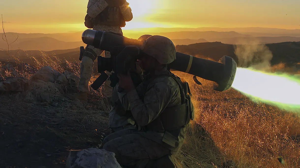 Un infante de marina de la Compañía de Armas, 1er Batallón, 4to Regimiento de Marines, dispara una jabalina FGM-148 durante un simulacro de batalla TOW a bordo de Camp Pendleton, California, el 28 y 29 de agosto de 2014. Los marines estaban realizando ejercicios básicos de TOW con fuego real y maniobras para asegurarse de que estaban preparados para futuros despliegues.