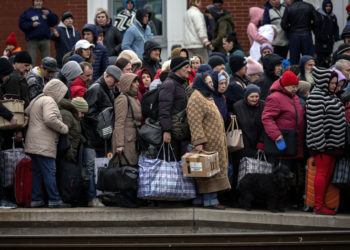 Misiles rusos atacan estación de tren ucraniana repleta de gente y matan a decenas de personas