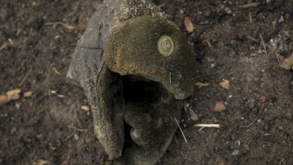 Un sombrero militar ruso yace en el pavimento después de que las fuerzas ucranianas invadieran una posición rusa en las afueras de Kiev, Ucrania, el 31 de marzo de 2022. (AP Photo/Vadim Ghirda)