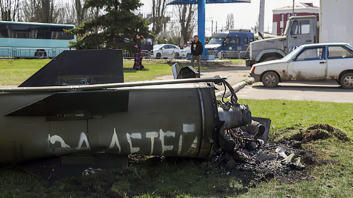 Los restos de un cohete con las letras en ruso “por nuestros hijos” pintadas se ven en el suelo tras un ataque con cohetes a la estación de tren de la ciudad oriental de Kramatorsk, en la región de Donbass, el 8 de abril de 2022. (Anatolii STEPANOV / AFP)