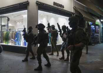 Ministro de comunicaciones considera “dañina” la cobertura de la búsqueda del terrorista