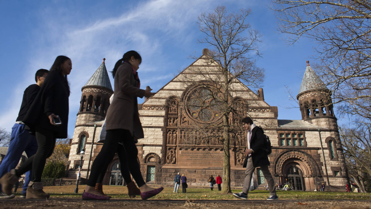 Las universidades de élite protegen a los agentes iraníes