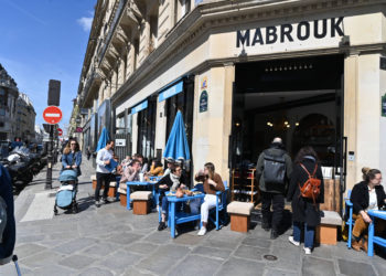 Amigos judíos de la infancia abren restaurante que sirve cuscús tunecino en París
