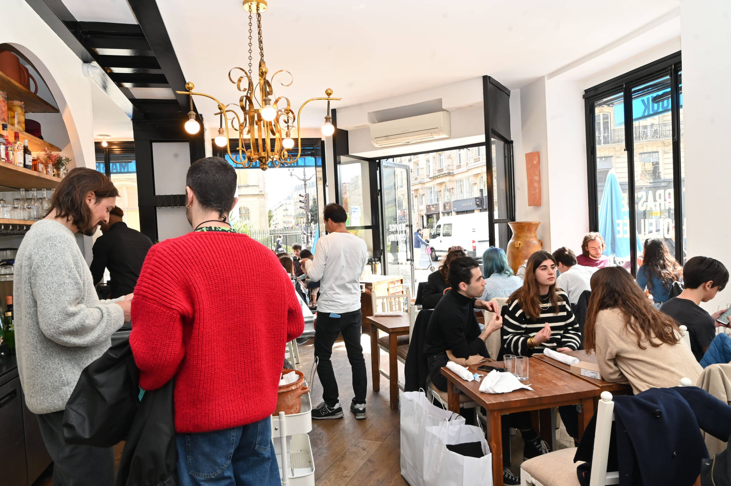 Amigos judíos de la infancia abren restaurante que sirve cuscús tunecino en París