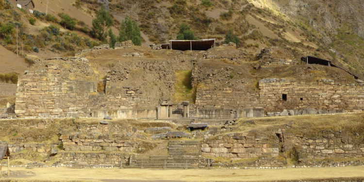 Arqueólogos descubren pasadizos en un templo peruano de 3.000 años de antigüedad