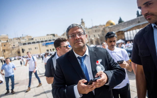 El MK Itamar Ben Gvir se dirige al Monte del Templo durante las celebraciones del Día de Jerusalén, el 29 de mayo de 2022. (Yonatan Sindel/Flash90)