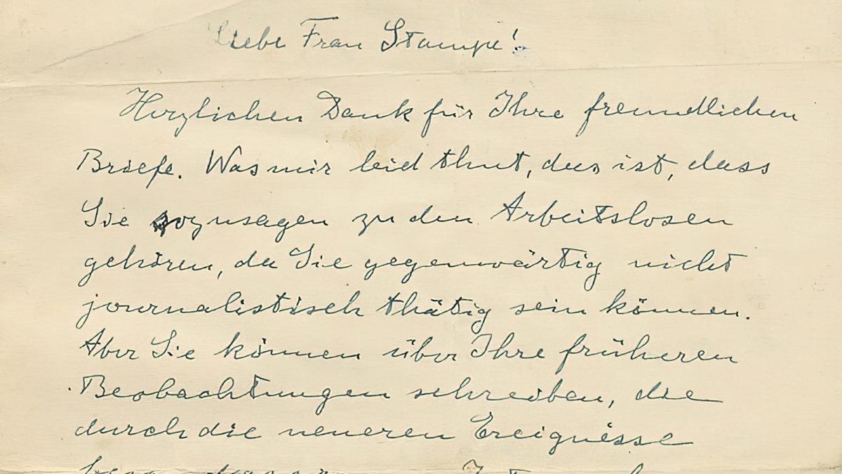 Foto de una carta manuscrita y firmada por Albert Einstein y dirigida a la periodista danesa Karen Stampe Bendix en 1936, en la que el célebre físico insta al mundo libre a atacar a la Alemania nazi. (Casa de subastas Kedem)