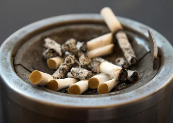 cigarrillo; humo; ceniza; ilustración; cenicero; adicción; fumar