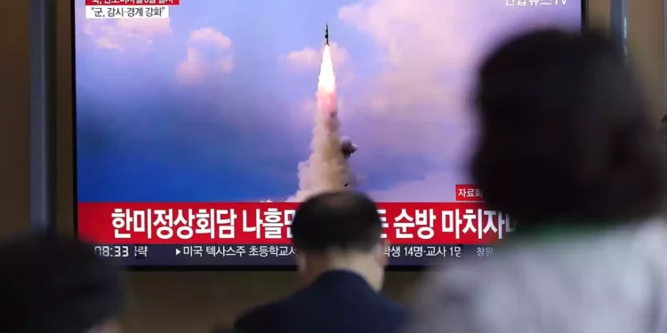 Corea del Norte prueba un ICBM y otros dos misiles, horas después de que Biden partió de Asia