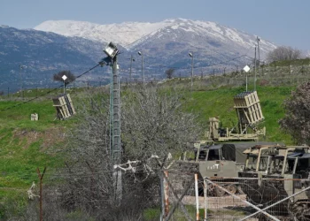 Las defensas aéreas israelíes se refuerzan mientras Irán promete vengarse por la muerte del oficial de la Guardia Revolucionaria