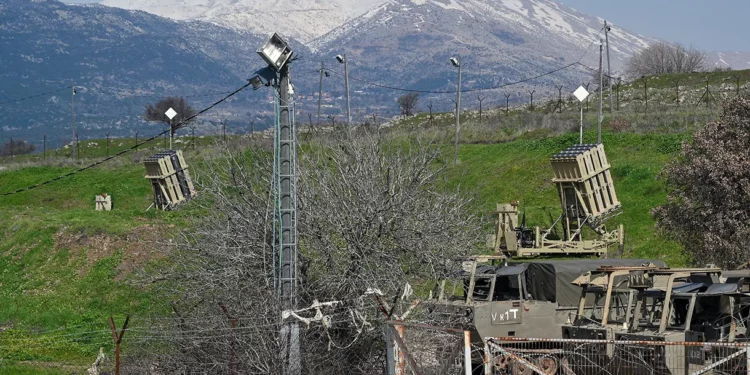 Las defensas aéreas israelíes se refuerzan mientras Irán promete vengarse por la muerte del oficial de la Guardia Revolucionaria