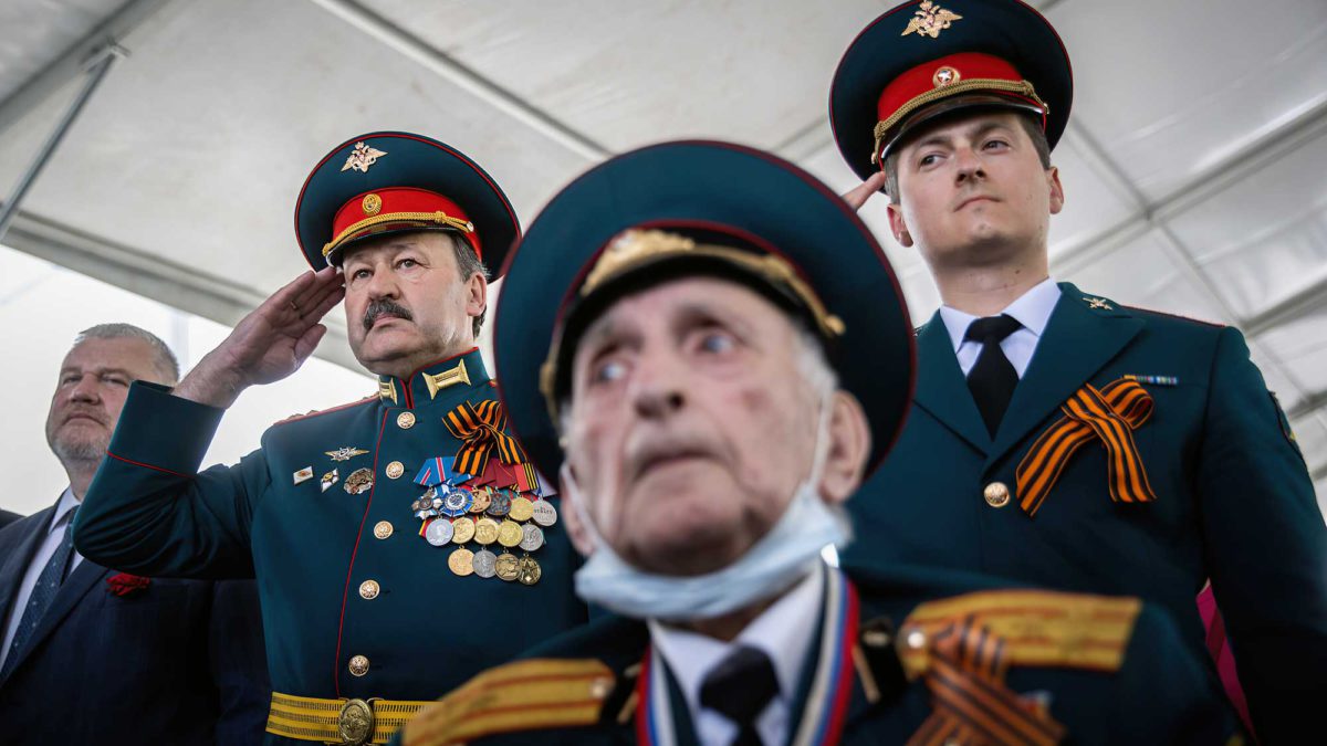 Veteranos judíos de la Segunda Guerra Mundial y sus familiares participan en la ceremonia del "Día de la Victoria" en Jerusalén, el 9 de mayo de 2021. La ceremonia marca el día en que Alemania se rindió oficialmente a las fuerzas aliadas. (Yonatan Sindel/Flash90)