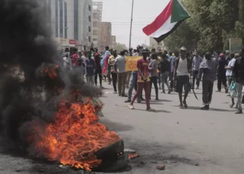 Manifestantes sudaneses participan en una manifestación contra el gobierno militar en el aniversario de anteriores levantamientos populares, en Jartum, Sudán, el jueves 12 de mayo de 2022 (AP Photo/Marwan Ali)