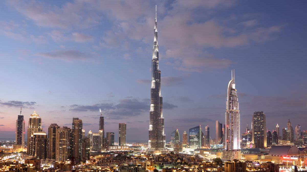 El Burj Khalifa y el centro de Dubai al atardecer. (typhoonski vía iStock by Getty Images)