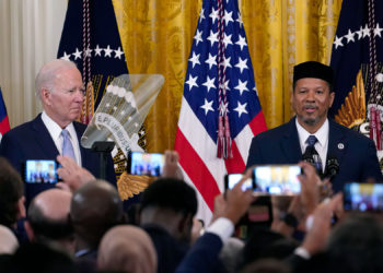 El presidente Joe Biden, a la izquierda, escucha mientras Talib M. Shareef, a la derecha, presidente e imán de la histórica Mezquita de la Nación, Masjid Muhammad en Washington, habla durante una recepción para celebrar el Eid al-Fitr en el Salón Este de la Casa Blanca en Washington, el lunes 2 de mayo de 2022. (AP Photo/Susan Walsh)