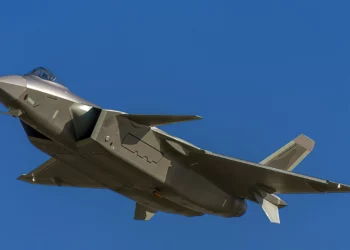 ¿El J-20 de China desafía la potencia de los F-22 Raptors?