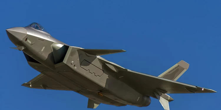 ¿El J-20 de China desafía la potencia de los F-22 Raptors?