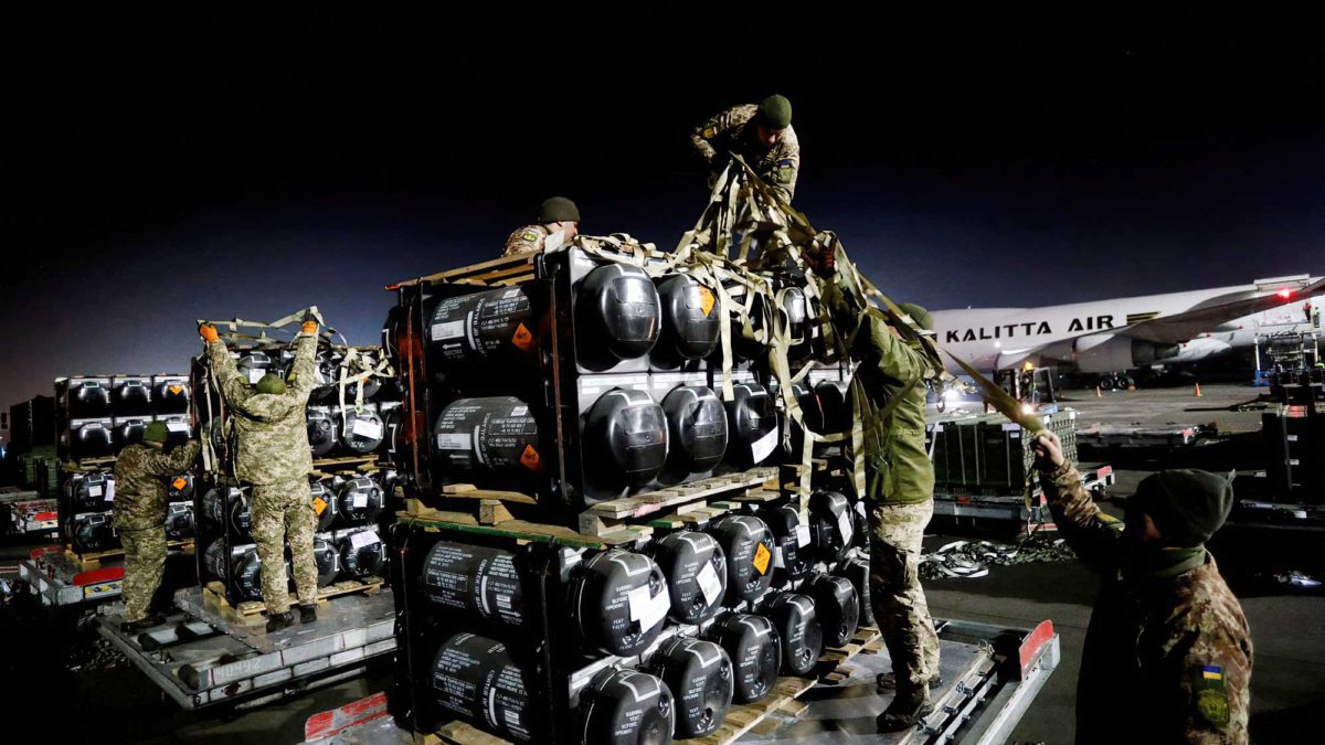 Miembros del servicio ucraniano desempacan misiles antitanque Javelin, entregados por avión como parte del paquete de apoyo militar de Estados Unidos a Ucrania