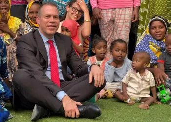 Gilad Erdan en el hogar infantil "Save a Child's Heart (Foto: MISIÓN DE ISRAEL A LA ONU)