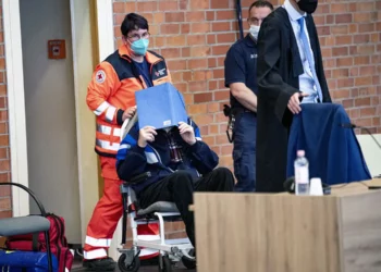 Foto de archivo muestra al acusado llegando a la continuación del juicio del Tribunal Regional de Neuruppin, el 16 de mayo de 2022. (Fabian Sommer/dpa vía AP)