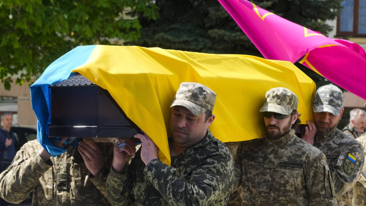 Soldados ucranianos llevan el féretro del soldado Ruslan Borovyk, asesinado por las tropas rusas, en la catedral de San Miguel, en Kiev, Ucrania, el 4 de mayo de 2022. (AP Photo/Efrem Lukatsky)