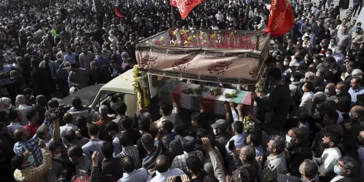 Masivo funeral del coronel del CGRI de Irán al grito de ¡Muerte a Israel!