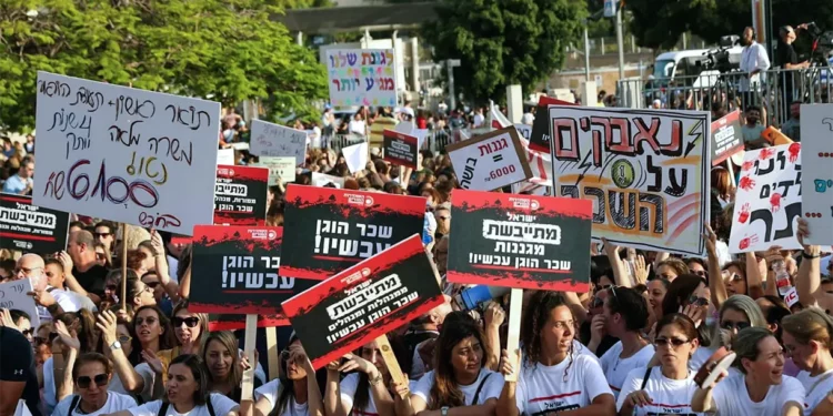 Los profesores protestan en Tel Aviv por el aumento de sus salarios