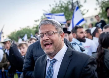 MK Itamar Ben Gvir y cientos de manifestantes ondeando la bandera israelí asisten a una marcha por la Ciudad Vieja de Jerusalén. 20 de abril de 2022. Foto de Yonatan Sindel/Flash90