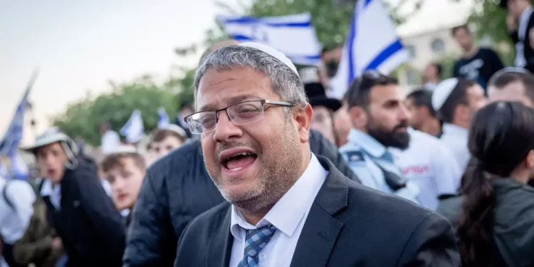 MK Itamar Ben Gvir y cientos de manifestantes ondeando la bandera israelí asisten a una marcha por la Ciudad Vieja de Jerusalén. 20 de abril de 2022. Foto de Yonatan Sindel/Flash90