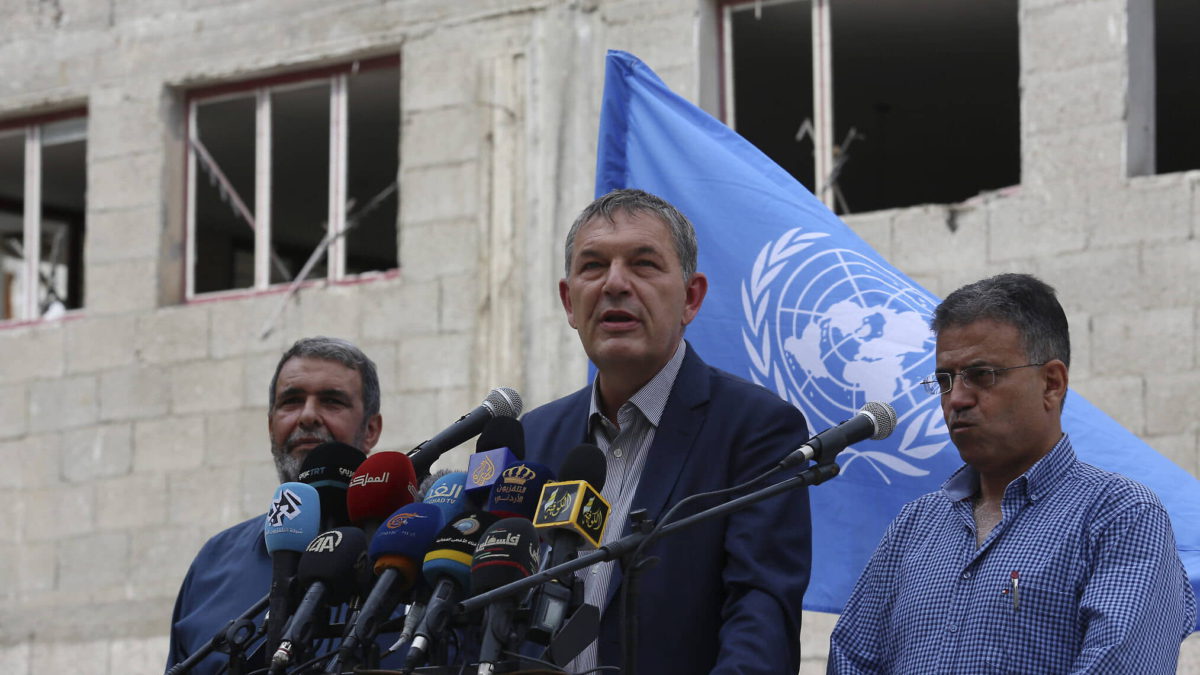 Philippe Lazzarini, en el centro, Comisionado General de la Agencia de las Naciones Unidas para los Refugiados de Palestina en Oriente Próximo (UNRWA), habla durante una conferencia de prensa en el área de Balakhiya en el campo de refugiados de Shati, en la Franja de Gaza, el 12 de octubre de 2021. (AP Photo/Adel Hana)