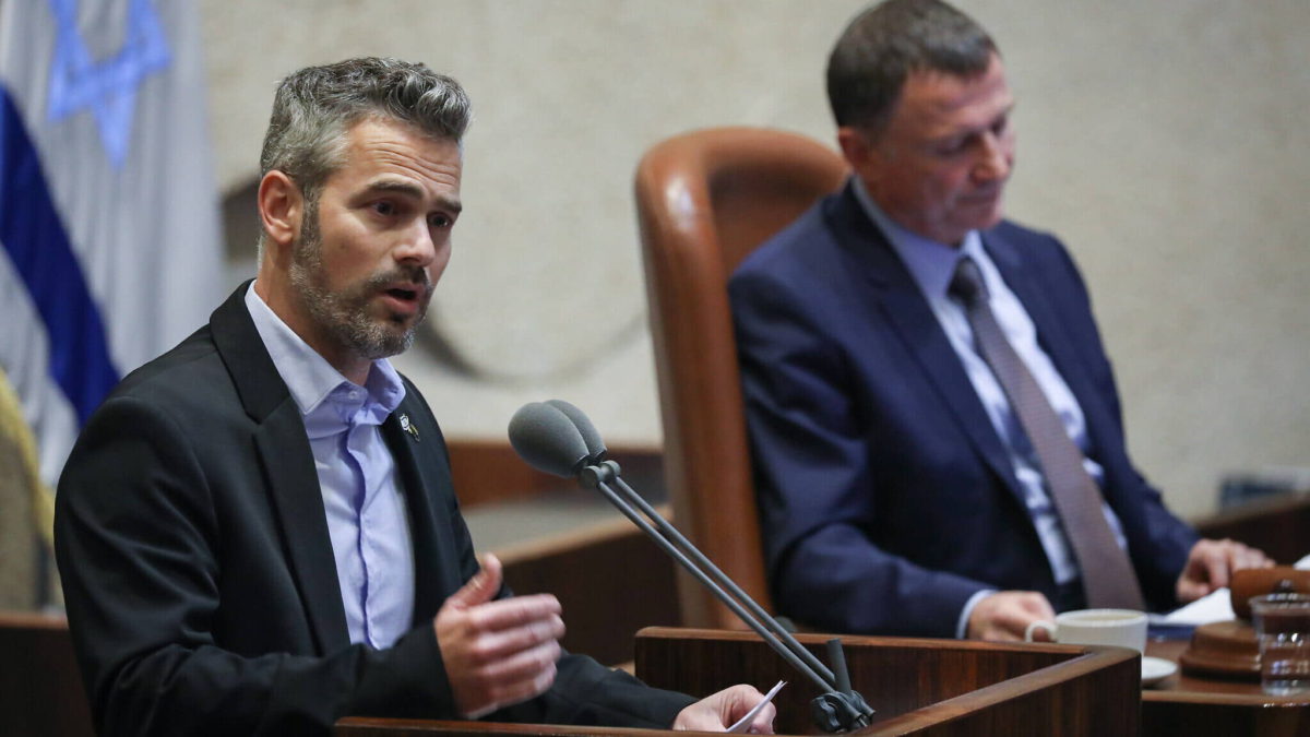 MK Boaz Toporovsky habla durante una sesión plenaria de la Knesset, el 20 de mayo de 2019. (Noam Revkin Fenton/Flash90)