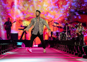 Maroon 5 muestra su amor al público de Tel Aviv en el primero de sus dos conciertos