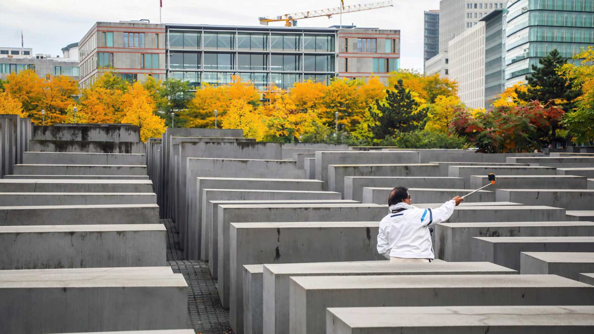 Fotos de sitios del Holocausto bloqueadas en álbumes automatizados de Apple