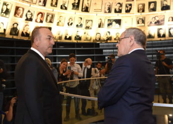 El ministro turco de Asuntos Exteriores en visita a Yad Vashem pide que se erradique el antisemitismo